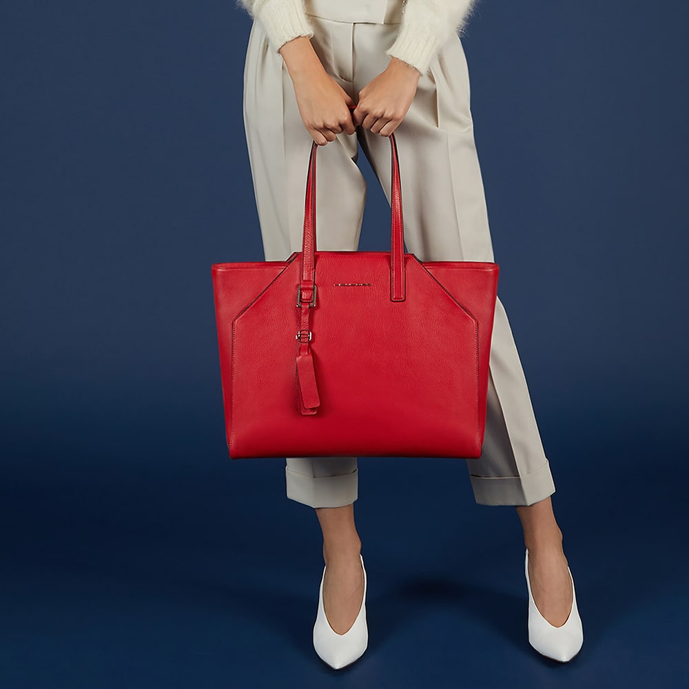 Стильная красная женская сумка с двумя ручками
