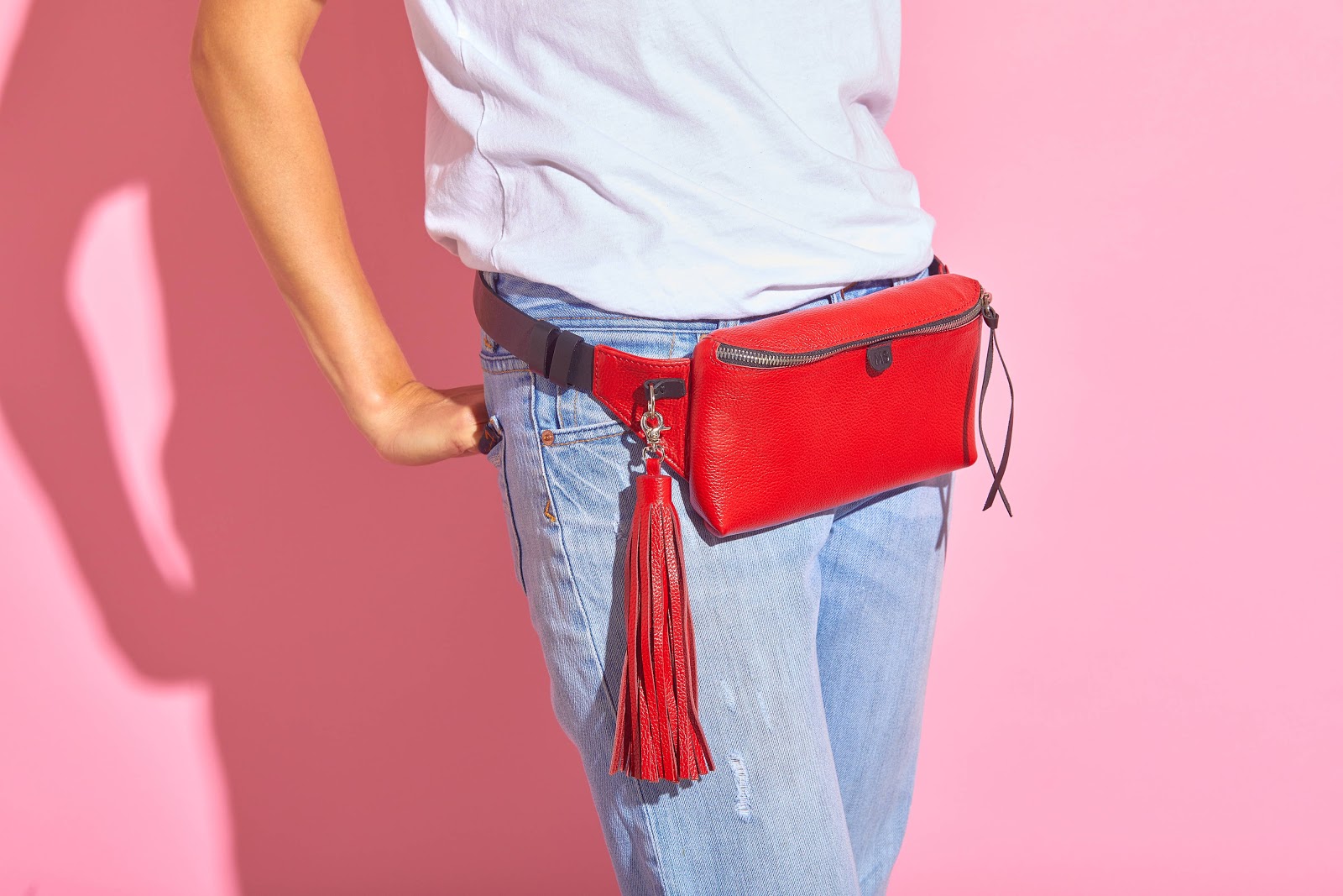 как девушке носить миниатюрную поясную сумку