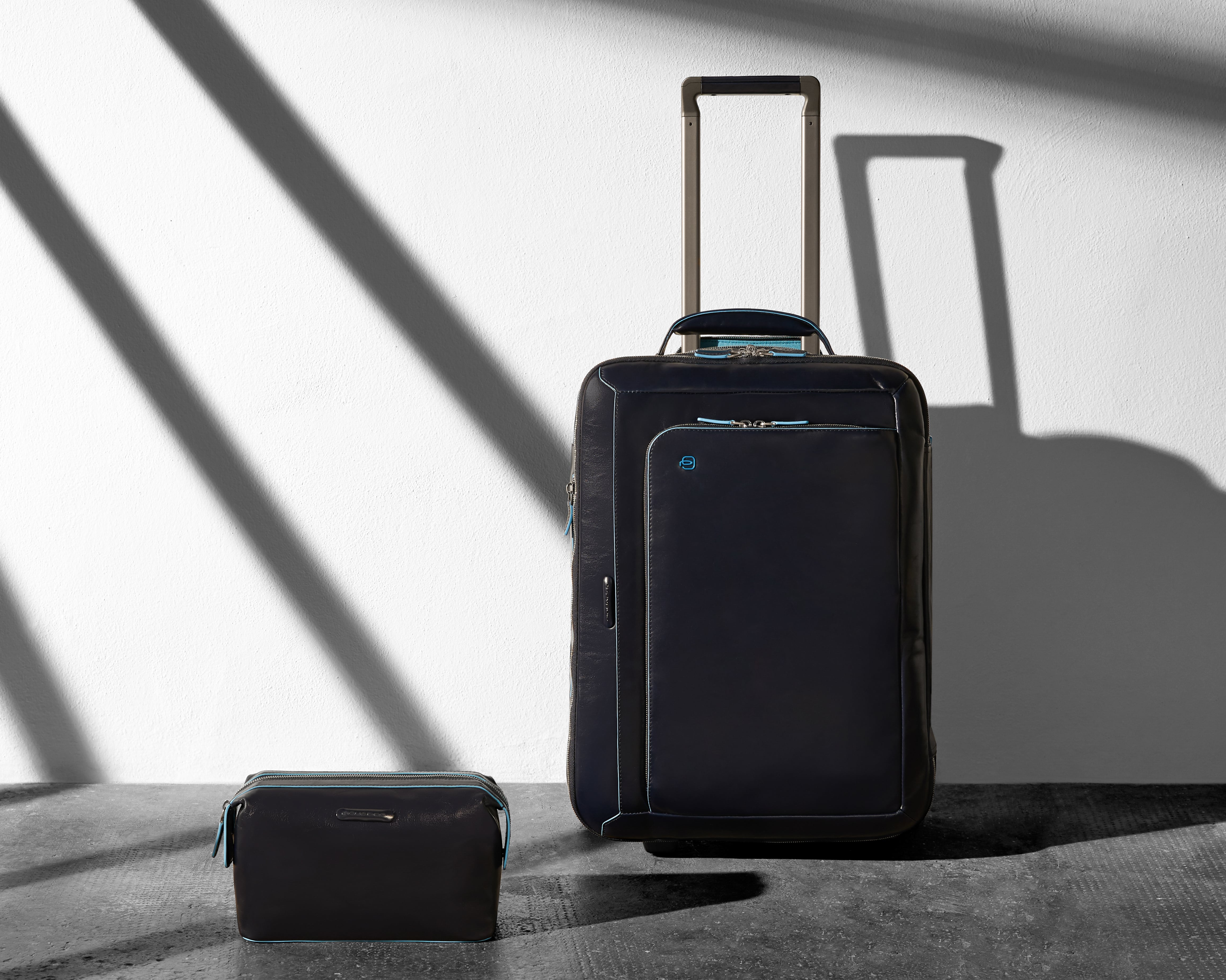 Кожаный темно-синий чемодан для поездок