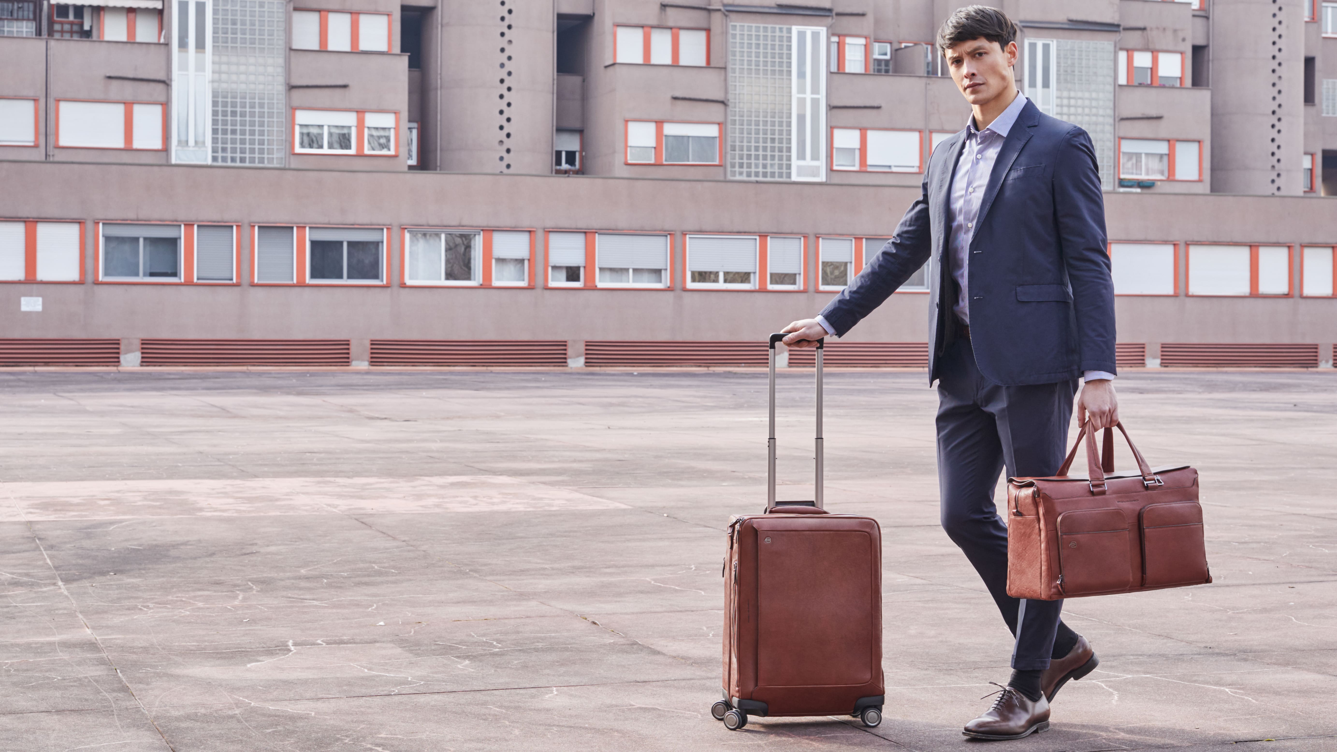 Кожаный чемодан и мужская сумка для путешествийи